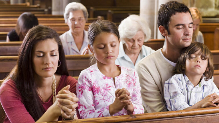 Family praying together for their Easter acts of kindness