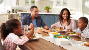 4 Positive Habits for a Relaxing Family Dinner